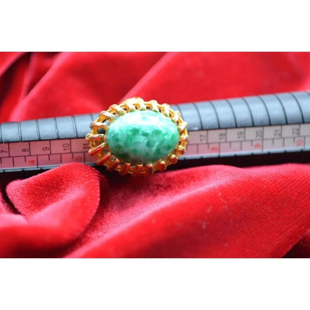 Gorgeous green stone gold tone ring costume jewelry fits size 6‎